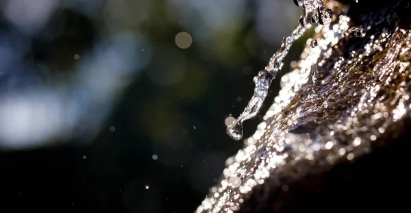 近照的水滴在海里 背景模糊不清 — 图库照片