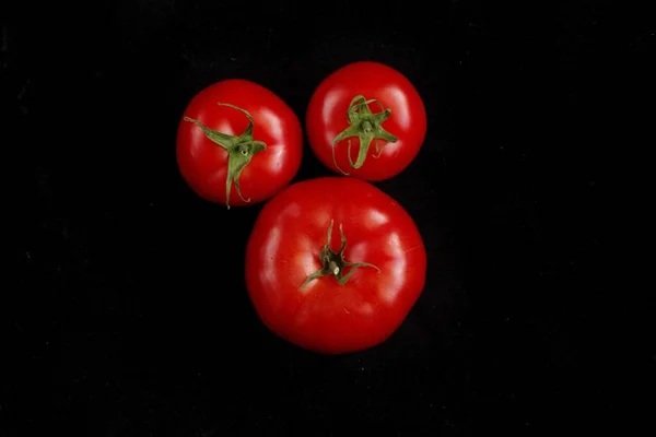 Drei Rote Tomaten Isoliert Auf Schwarzem Hintergrund — Stockfoto