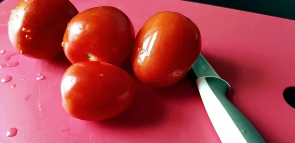 Vysokoúhlý Záběr Cherry Rajčat Řezací Desce — Stock fotografie