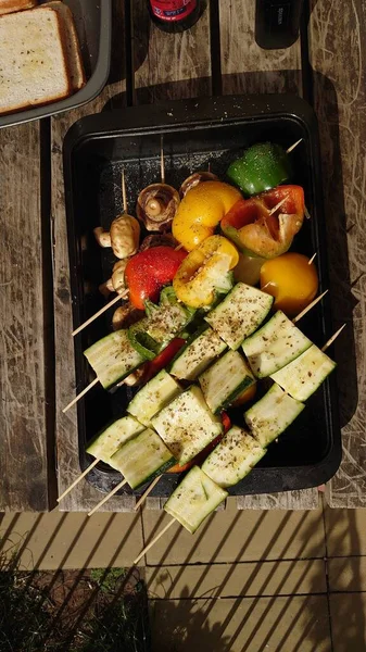 Egy Nagy Szögű Lövés Szeletelt Cukkini Paprika Gomba Botokon Kész — Stock Fotó