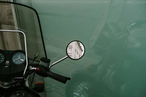 Snímek Krásné Bílé Budovy Odrážející Zrcadle Motocyklu — Stock fotografie