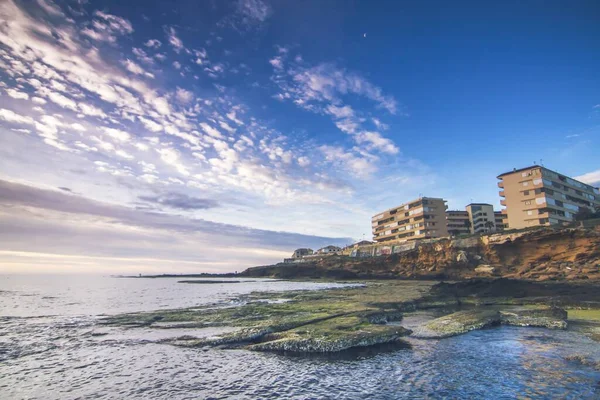 Canlı Mavi Gökyüzünün Altındaki Binaların Önünde Güzel Bir Deniz Manzarası — Stok fotoğraf
