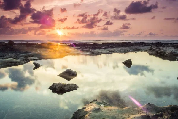 Une Belle Vue Sur Paysage Nuageux Reflet Dans Eau — Photo