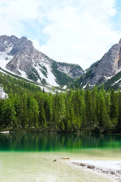 イタリアの南チロルにあるThe Fanes Senns Praggs Nature Parkのプラグ湖の垂直撮影 — ストック写真