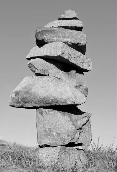 Vertikální Záběr Několika Kamenů Sebe Trávou Pokrytém Poli — Stock fotografie