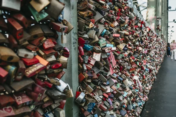 Tusentals Kärlek Lås Bron — Stockfoto