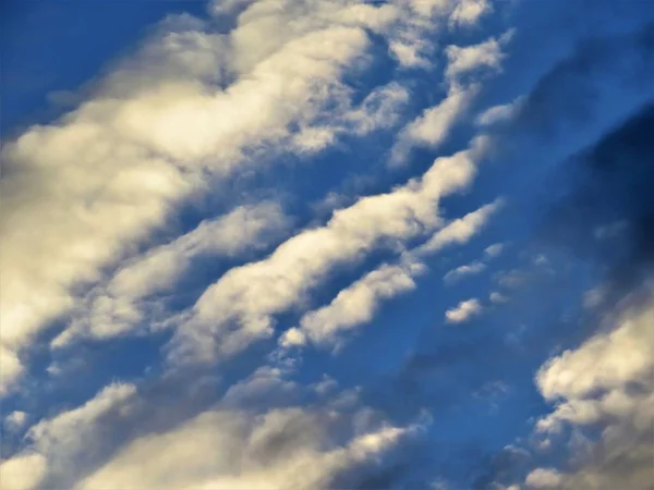 Luz Solar Cobrindo Nuvens Céu Azul — Fotografia de Stock