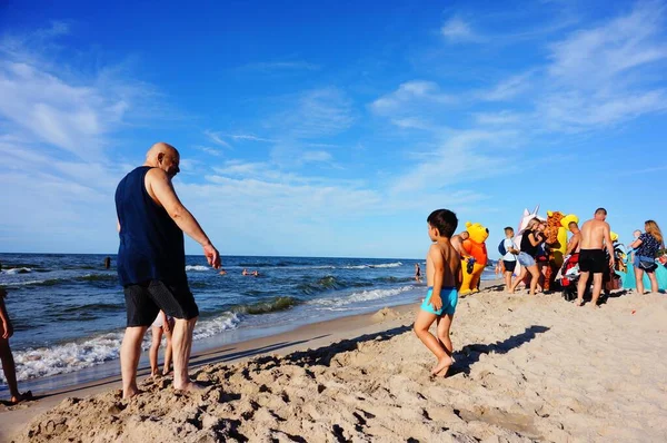 Сарбиново Польша Августа 2018 Года Люди Стоящие Воды Пляже Теплый — стоковое фото