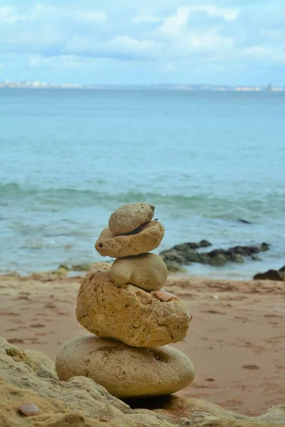 Vertikální Záběr Oblázků Pláži Dokonale Vyrovnaný Jeden Druhém — Stock fotografie