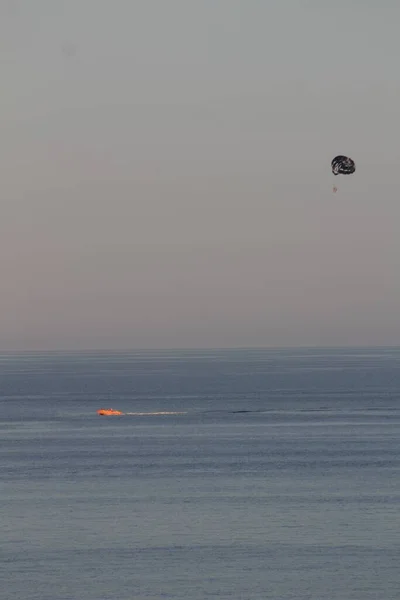 Vista Skydiver Sobre Mar Calmo — Fotografia de Stock