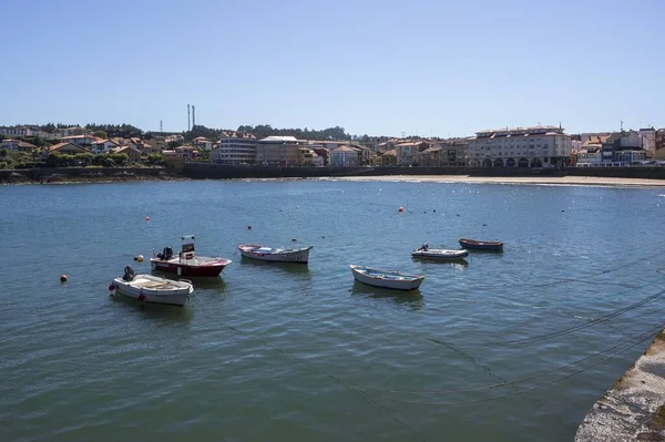 Las Pintorescas Coloridas Casas Largo Del Río Con Pequeños Barcos —  Fotos de Stock