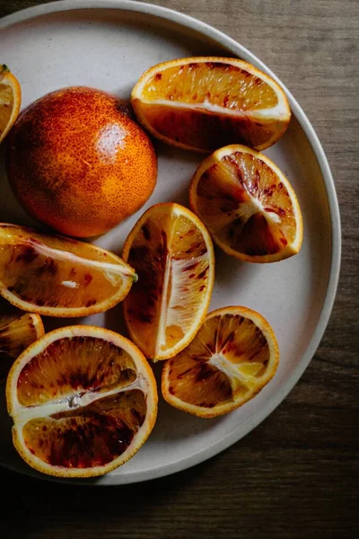 Eine Vertikale Aufnahme Von Grapefruitscheiben Auf Einem Weißen Teller — Stockfoto