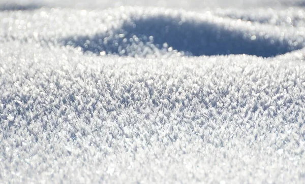 Zbliżenie Ujęcia Wydmy Śniegu Słoneczny Zimowy Dzień — Zdjęcie stockowe
