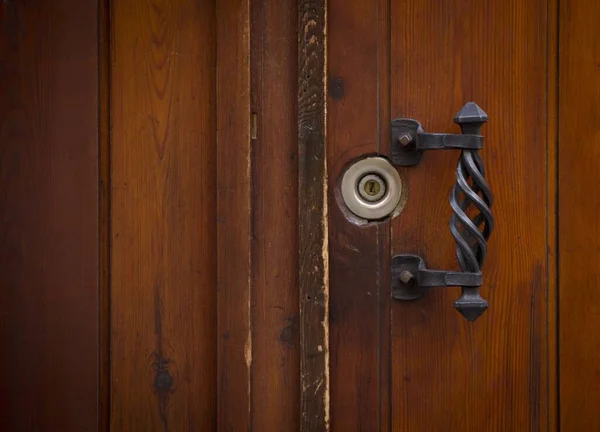 Tiro Close Uma Bela Maçaneta Porta Metal Uma Velha Porta — Fotografia de Stock