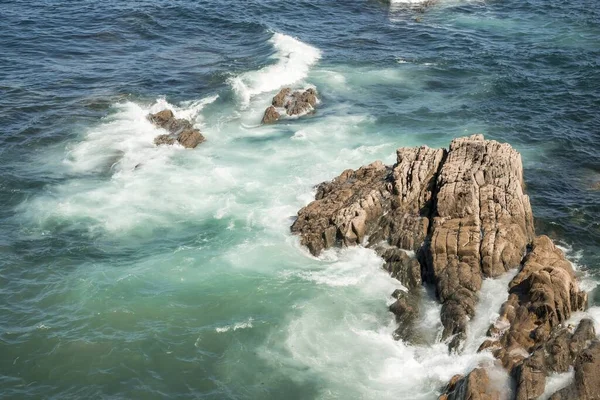 Tiro Ângulo Alto Uma Bela Paisagem Marinha Com Mar Pedras — Fotografia de Stock