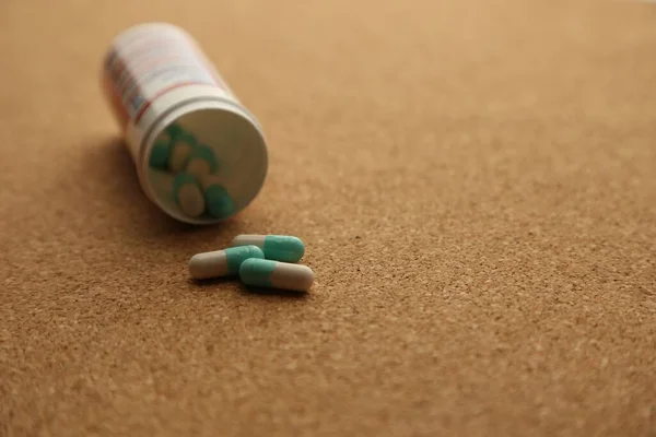 一种从塑料盒中泄露出的药物片的选择性集中拍摄 — 图库照片