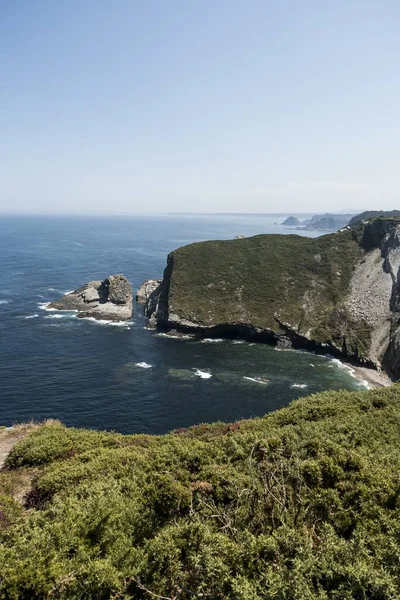 美丽的海景 蓝天下的悬崖 — 图库照片