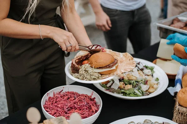 Eine Frau Stellt Köstlichen Salat Aus Roter Bete Neben Ihren — Stockfoto