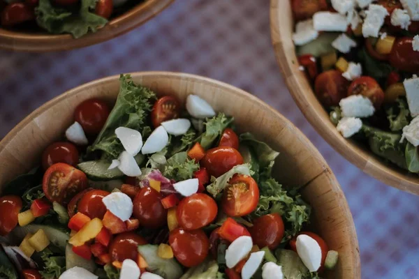 Een Hoge Hoek Shot Van Licht Vegetarische Salades Bekroond Met — Stockfoto