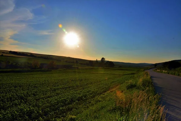 Krásná Krajina Západu Slunce Nad Zeleným Údolím — Stock fotografie