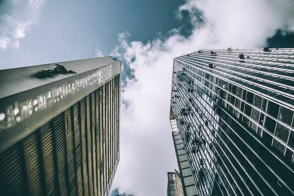 Una Vista Gusano Edificios Altos Centro Urbano Contra Cielo Nublado — Foto de Stock