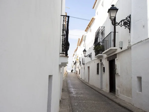 Callejón Rodeado Edificios Blancos Bajo Luz Del Sol Altea España —  Fotos de Stock