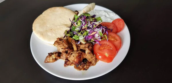 Hög Vinkel Skott Lunchplatta Med Kött Och Sallad — Stockfoto