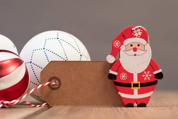 Een Close Van Een Klein Houten Kerstman Beeldje Met Kerstbal — Stockfoto