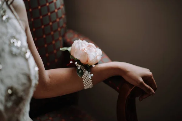 Tiro Noiva Usando Pulseiras Bonitas Seu Corsage Das Rosas Seu — Fotografia de Stock