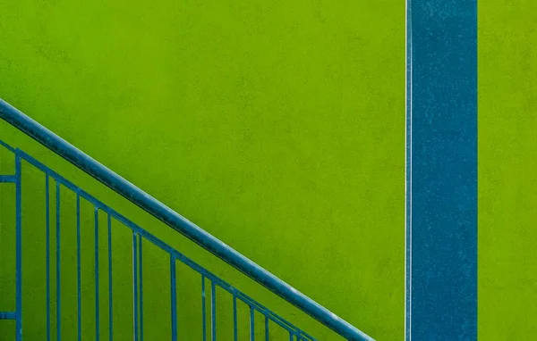 Крупный План Синей Лестницы Колонны Перед Ярко Зеленой Стеной — стоковое фото