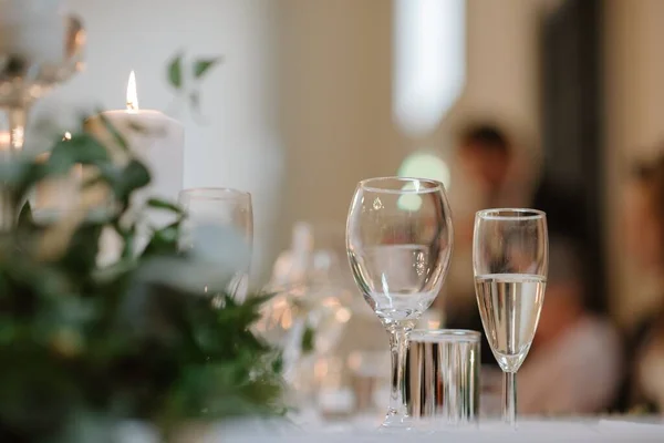 결혼식 식탁에 와인과 샴페인 — 스톡 사진