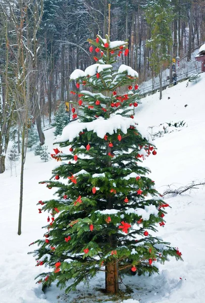 圣诞期间用玩具装饰的小云杉树的一张垂直的照片 — 图库照片