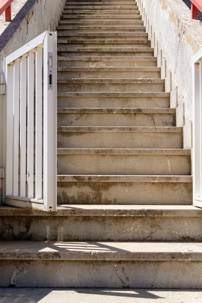 Eine Vertikale Aufnahme Der Alten Steintreppe — Stockfoto