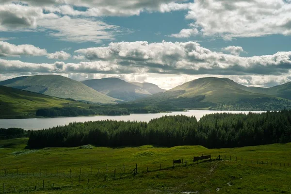 Jezioro Loch Tulla Otoczone Górami Łąkami Wielkiej Brytanii — Zdjęcie stockowe