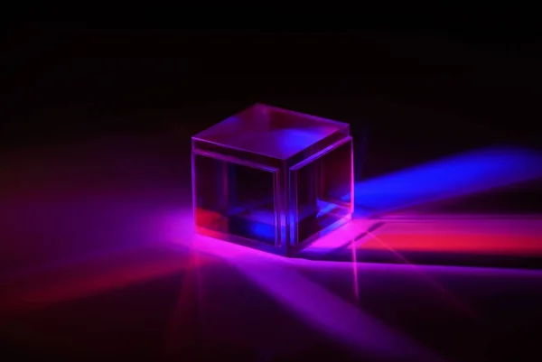 Veelkleurige Lichtstralen Gereflecteerd Door Een Kristallen Kubus — Stockfoto