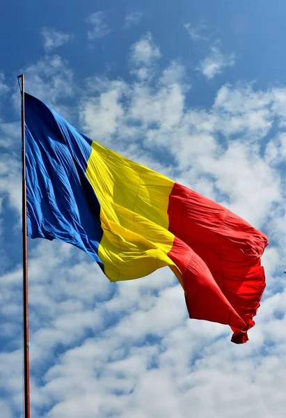 Τρίχρωμη Σημαία Της Ρουμανίας Ενάντια Στον Γαλάζιο Ουρανό — Φωτογραφία Αρχείου