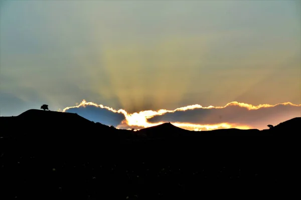 Silueta Las Montañas Bajo Los Impresionantes Rayos Del Atardecer Cielo —  Fotos de Stock
