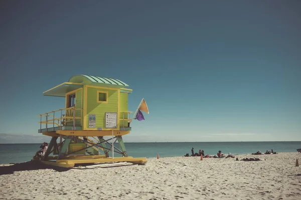 Cabina Salvataggio Verde Sulla Spiaggia Una Giornata Sole — Foto Stock