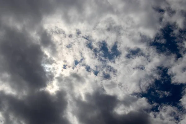 Les Nuages Dans Ciel Bleu Par Une Journée Ensoleillée — Photo