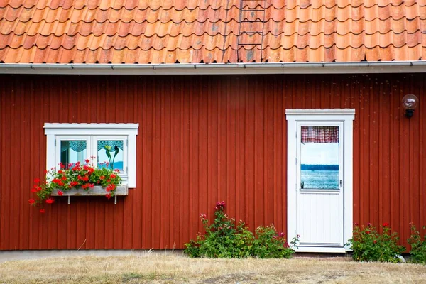 Uma Casa Velha Com Uma Porta Branca Janela Uma Aldeia — Fotografia de Stock