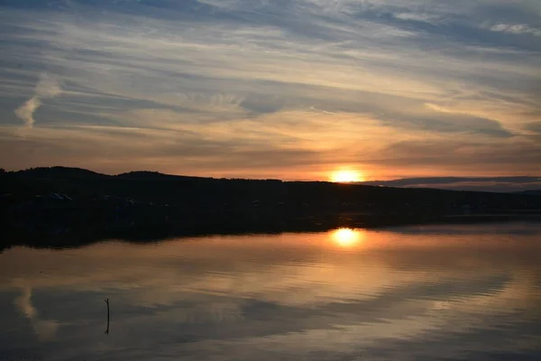 Magnifique Coucher Soleil Sur Lac Avec Des Reflets Dans Eau — Photo