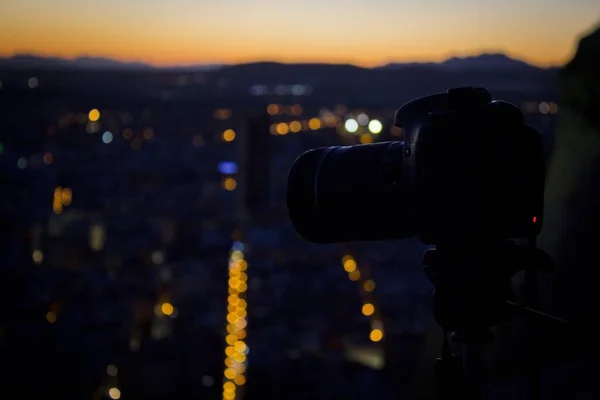 Tiro Close Uma Câmera Com Uma Paisagem Urbana Fundo Borrado — Fotografia de Stock