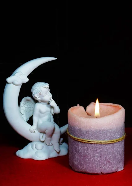 Картина Маленької Білої Статуї Ангела Біля Свічки — стокове фото