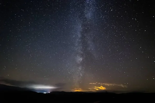 夜空を背景に星空の美しい景色 — ストック写真