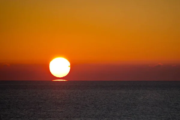 美丽的日落映照在平静的海面上 — 图库照片