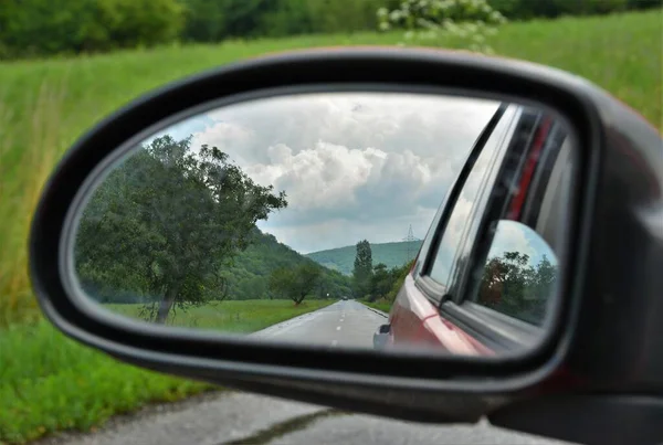 Krajina Která Vidět Zpětným Zrcátkem Auta — Stock fotografie