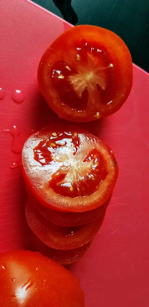 Vysokoúhlý Záběr Cherry Rajčat Řezací Desce — Stock fotografie