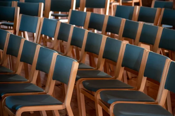 Uma Vista Cadeiras Madeira Vazias Perfeitamente Alinhadas Uma Sala Conferências — Fotografia de Stock