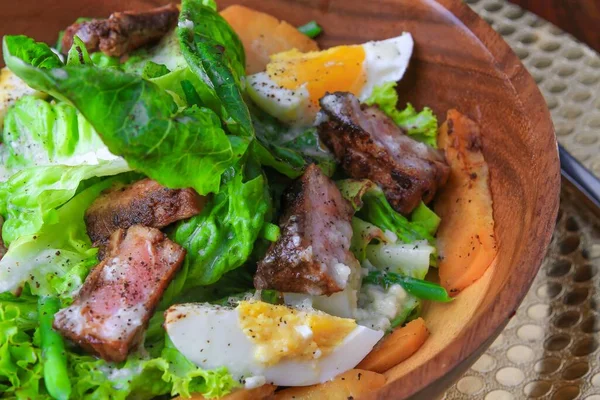 Salat Mit Salat Fleisch Und Mit Gewürzen Einer Hölzernen Schüssel — Stockfoto