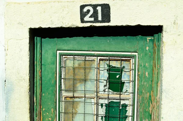 Ușă Verde Sticlă Spartă Numărul Deasupra Lisabona Portugalia — Fotografie, imagine de stoc